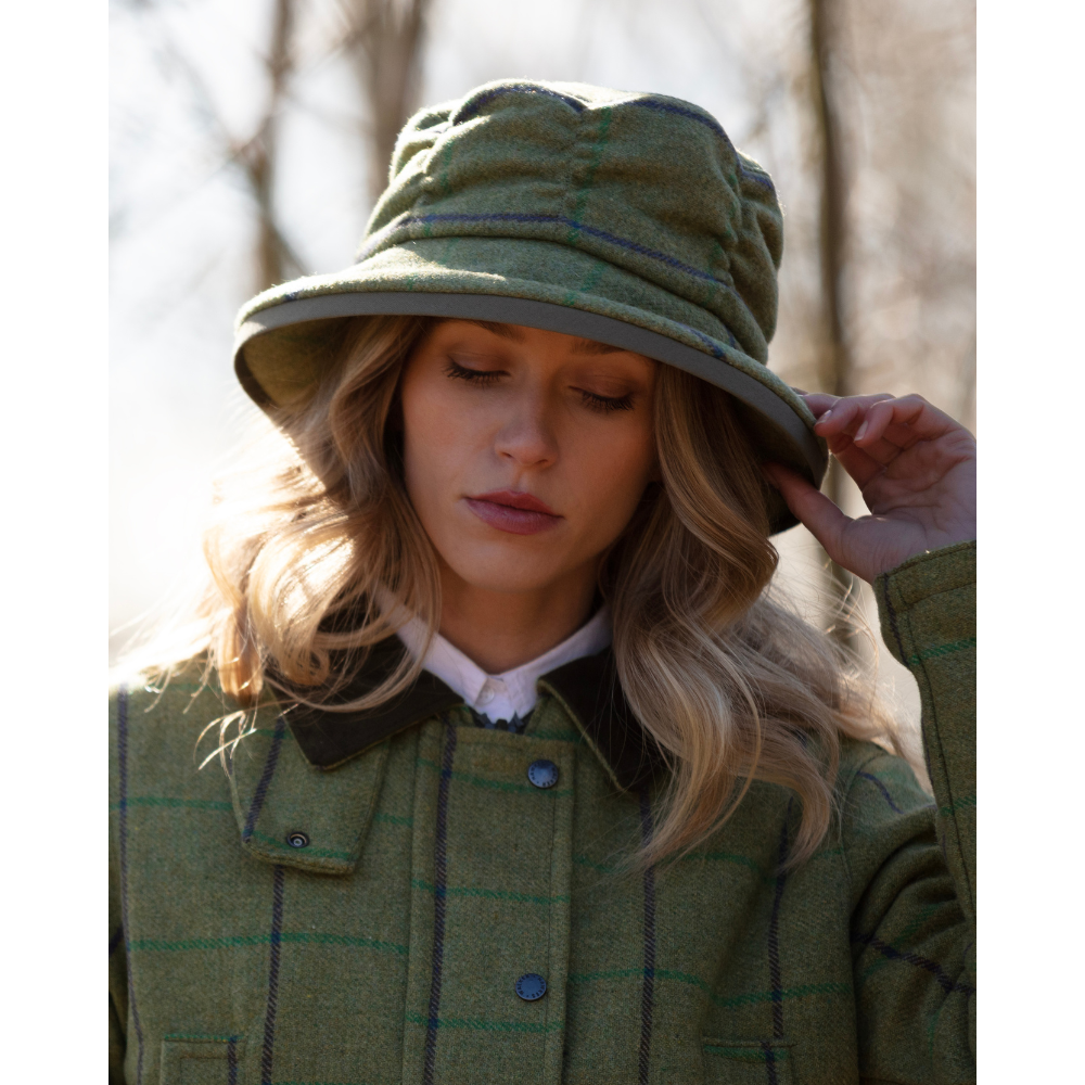 Female model wearing a Derby Tweed Rouche hat with a purple stripe.