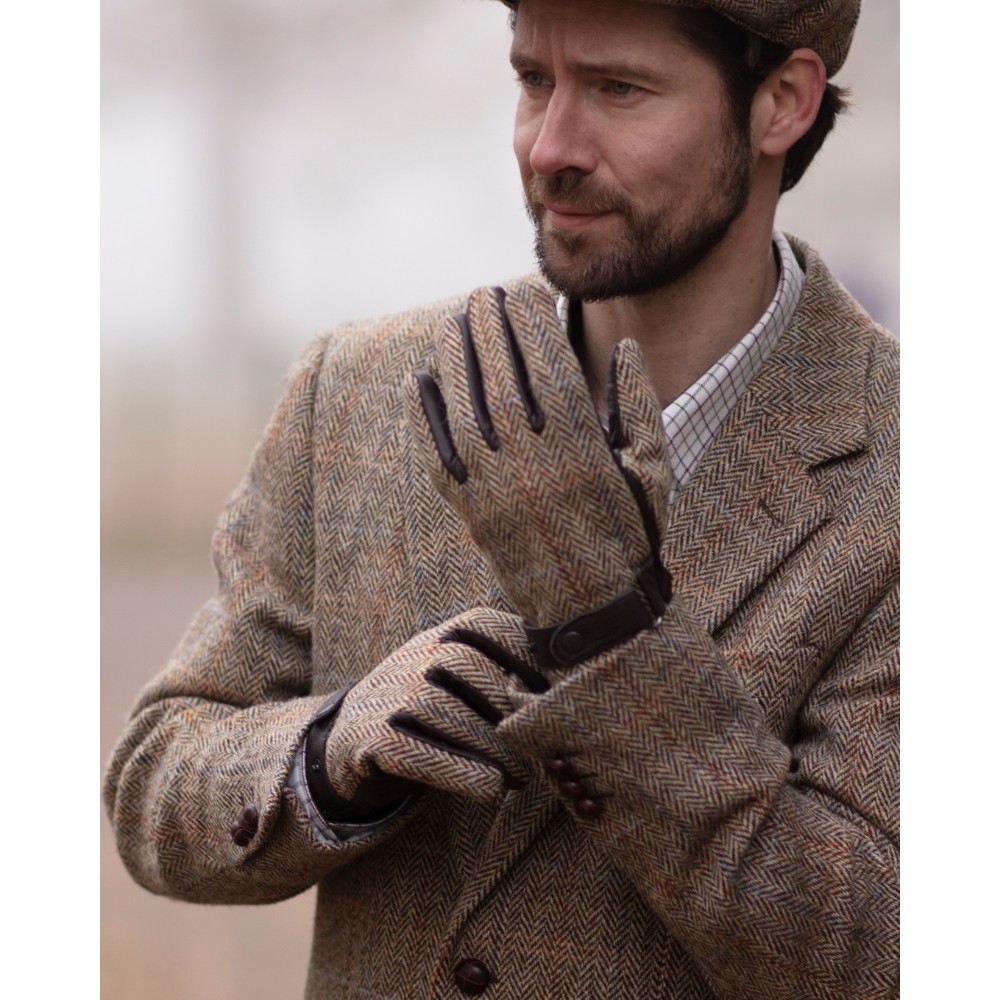 Male model wearing white sand Harris Tweed Hallbrook Gloves.
