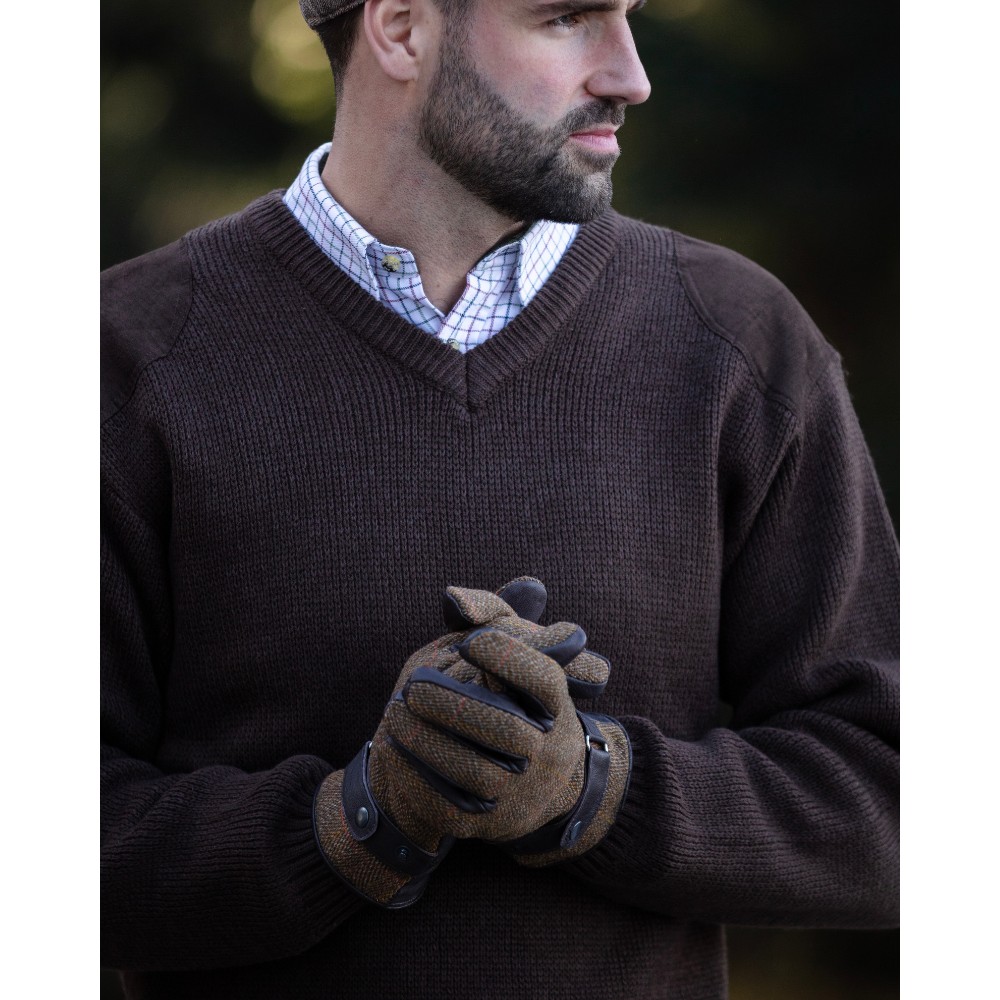 brookmore-gloves-brown-tweed-model