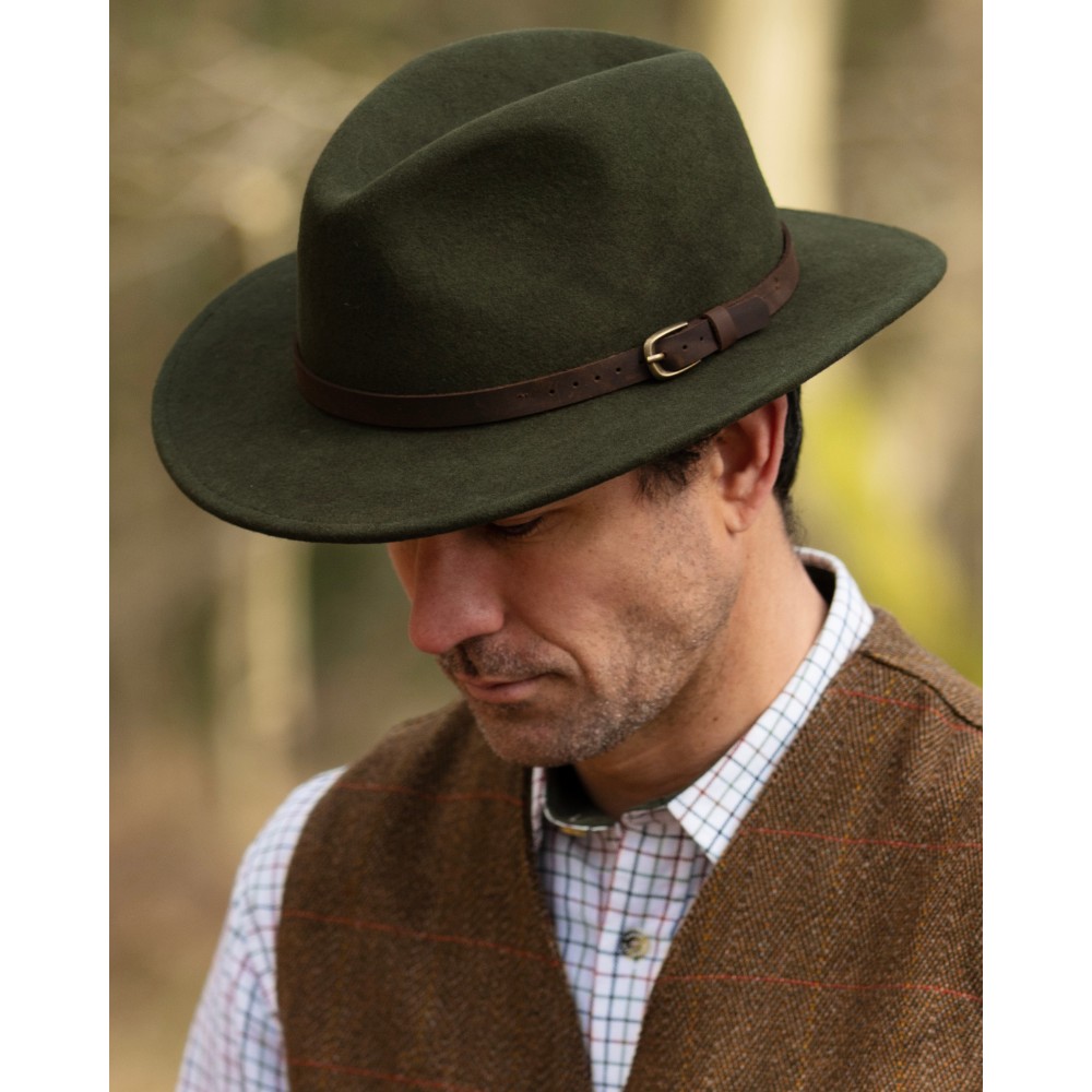 Male model wearing the Walker & Hawkes Wool Felt Dalby Outback Hat in olive.