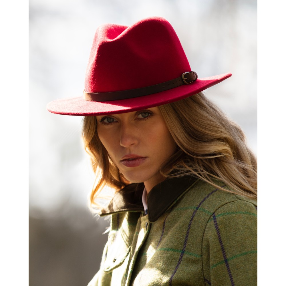 Female model wearing the Walker & Hawkes Wool Felt Dalby Outback Hat in red.