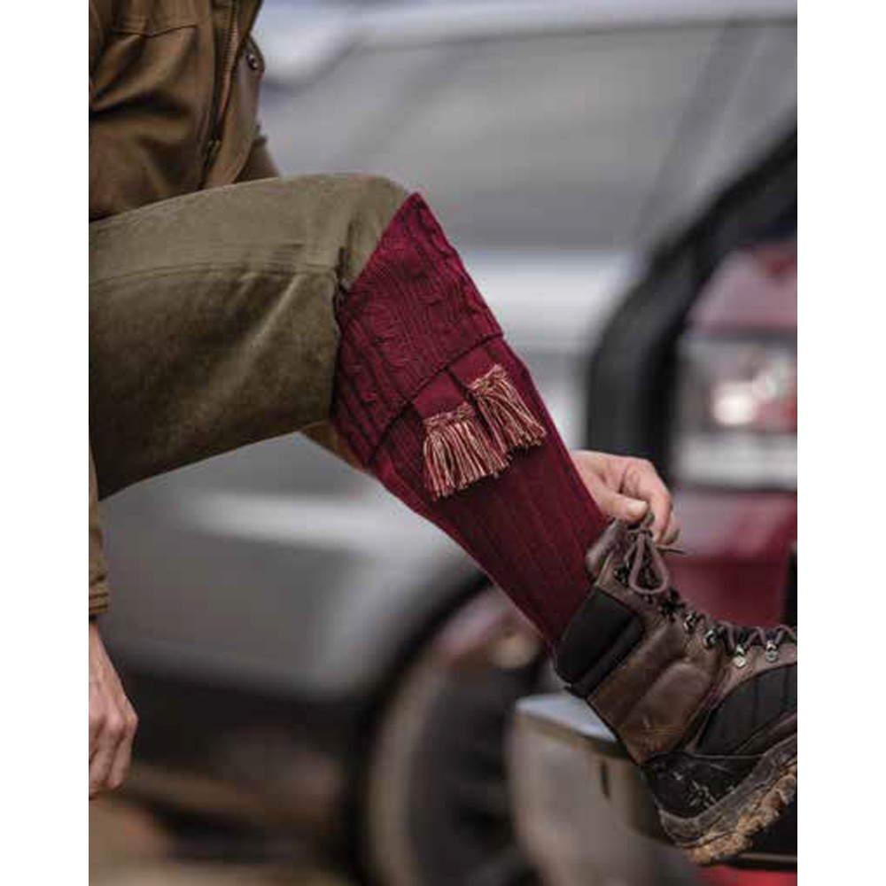 harris-socks-burgundy-model