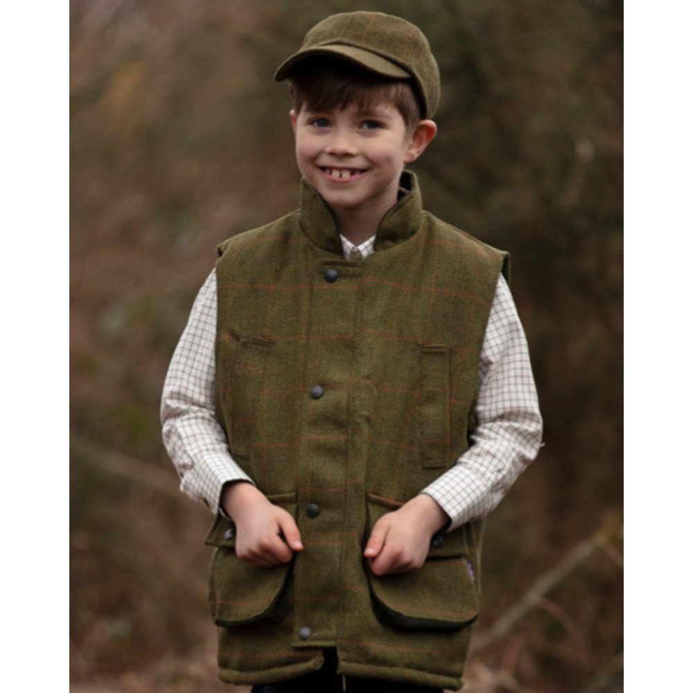 greyson-gilet-dark-sage-model-1