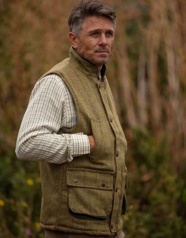 barrington-gilet-light-sage-model.jpg