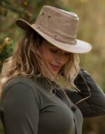 canyon-outback-hat-beige-model.jpg