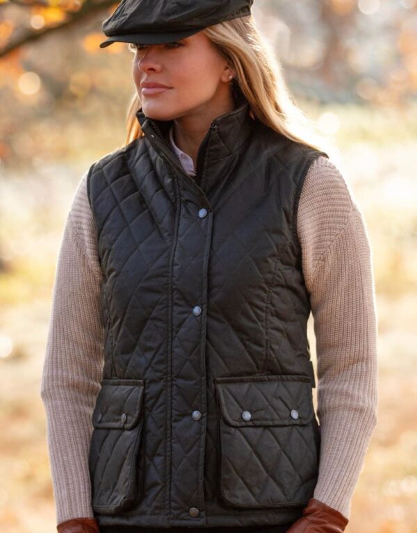 haxby-gilet-olive-model-1.jpg